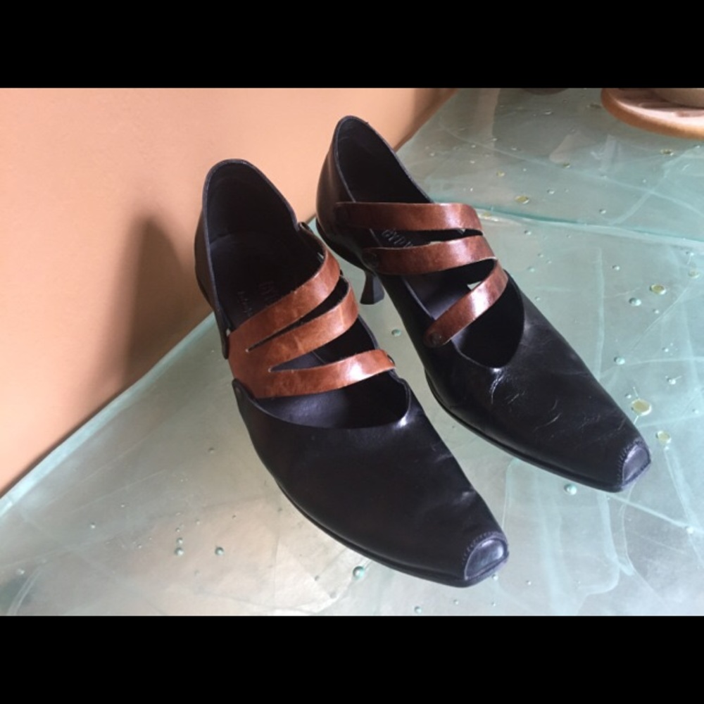 Cydwoq: Black Pumps with a Twist (6.5)